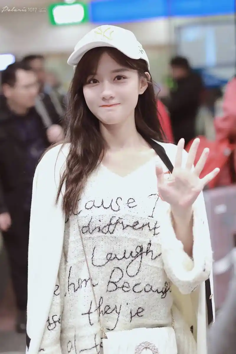 陈意涵穿白色开衫搭配黑色紧身裤现身机场,皮肤白皙面带微笑