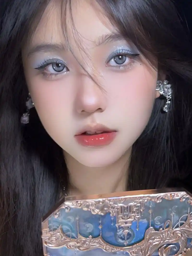 蓝色眼影好有清冷破碎感  日常的妆容虽然美丽,但有时我们也需要一些