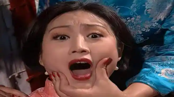 傻儿司令:女戏子不愿顺从专员,专员当场发飙,竟拿火炭毁她嗓子