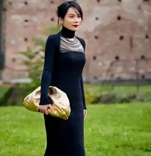 看了52岁俞飞鸿的穿搭,我发现:中年女人穿衣得体比扮嫩更显气质_女性