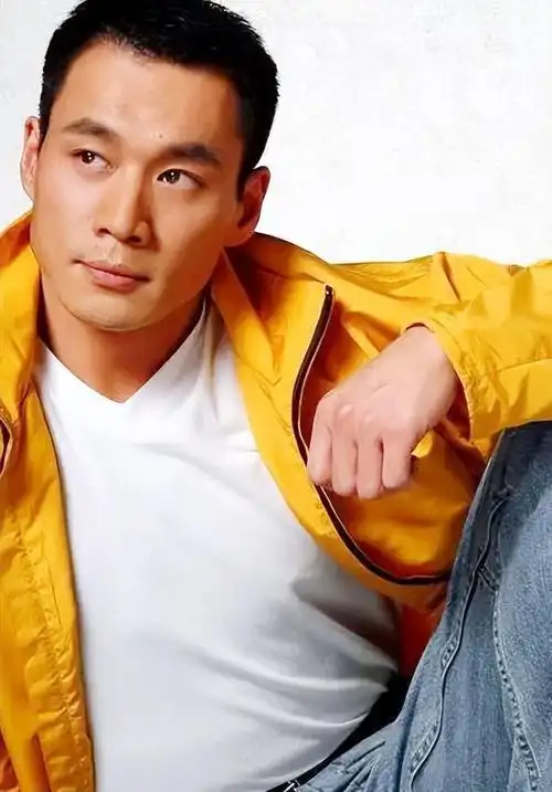 "武松"丁海峰:娶大2岁幼师相爱30年,儿女双全,陪伴妻子抗癌 - 国际