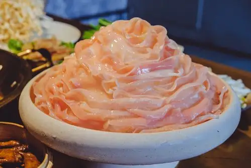 九转极品鲜鹅肠黄喉很脆,往往切成一指宽一指长,表面开花刀,这种更规