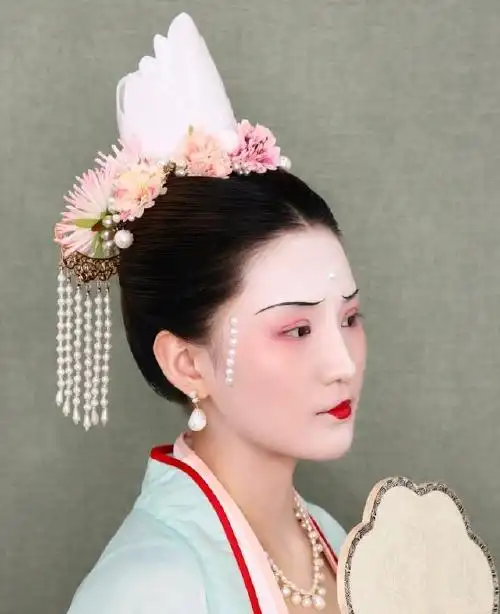 知识点二:头饰过于复杂时妆容要简单一些