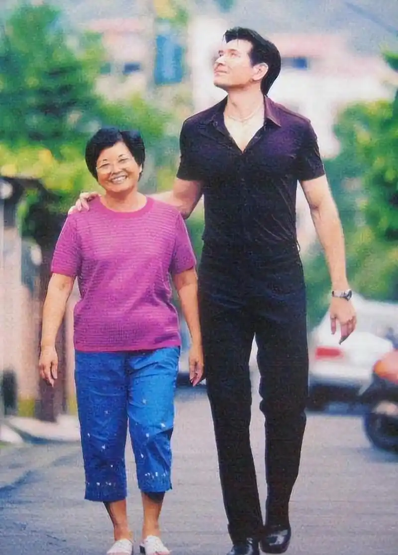 1958年,毕丽娜在台北偶遇美国人费伟德,两人一见钟情,不久便结为夫妻.