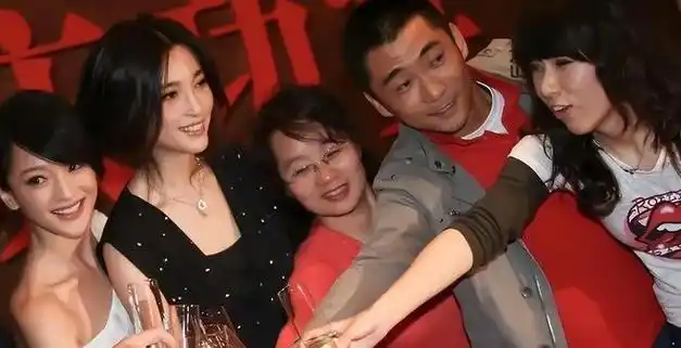 周迅又矮又黑算不算美女看她和章子怡袁泉合照就知道