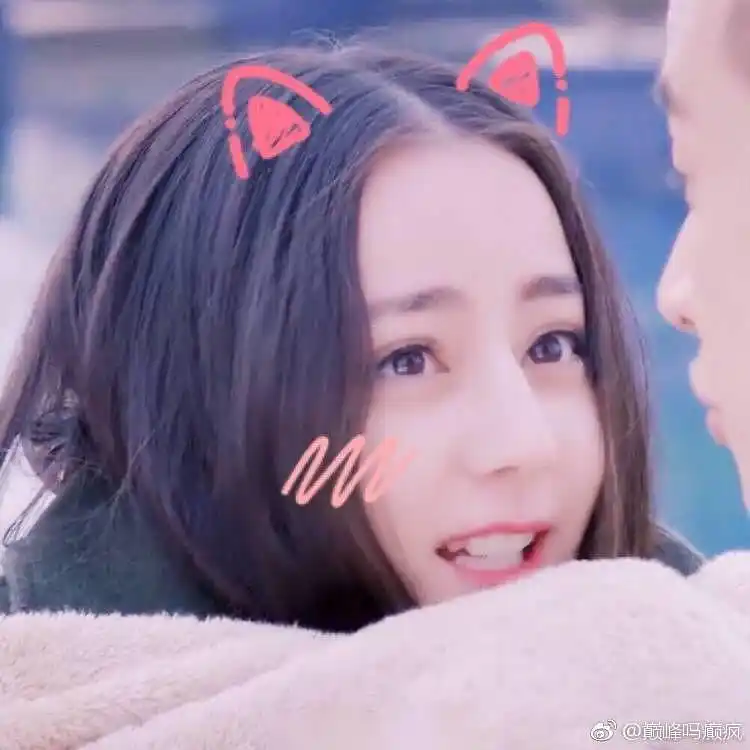 分享一个还没整牙的迪丽热巴,小虎牙敲可爱,笑起来好甜,奶乎乎