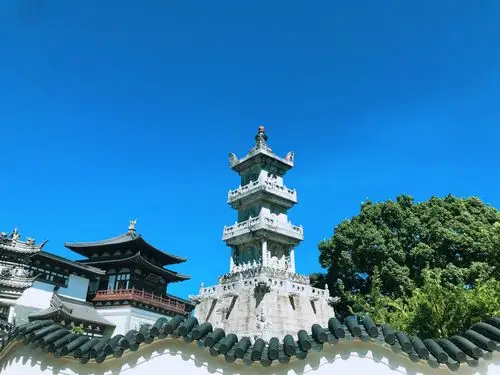 有一座普陀山的三宝之一:多宝塔.