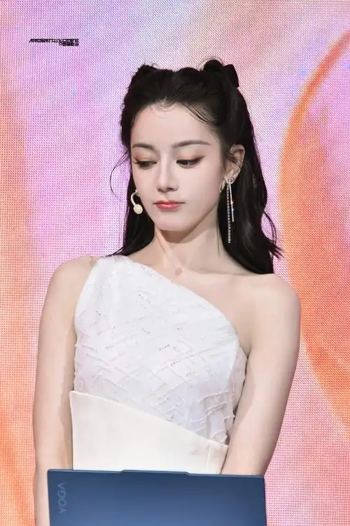 #迪丽热巴猫猫头发型##迪丽热巴 联想发布会#