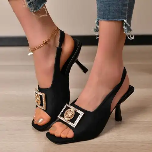 新款方头露趾细跟女时尚水钻金属扣超高跟松紧带套脚细跟时装凉鞋