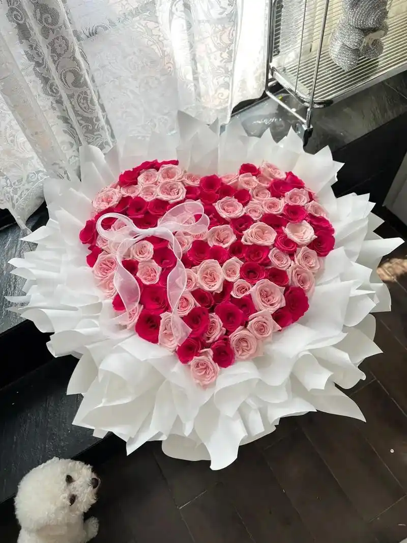 99朵爱心玫瑰混搭花束  网红小姐姐最爱哦 被问爆的一款99 - 抖音