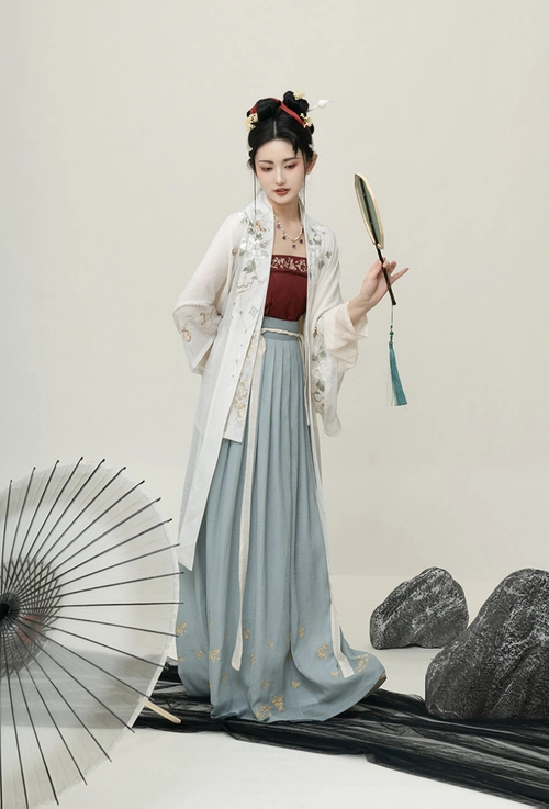 与春有染非常适合春季的宋制汉服