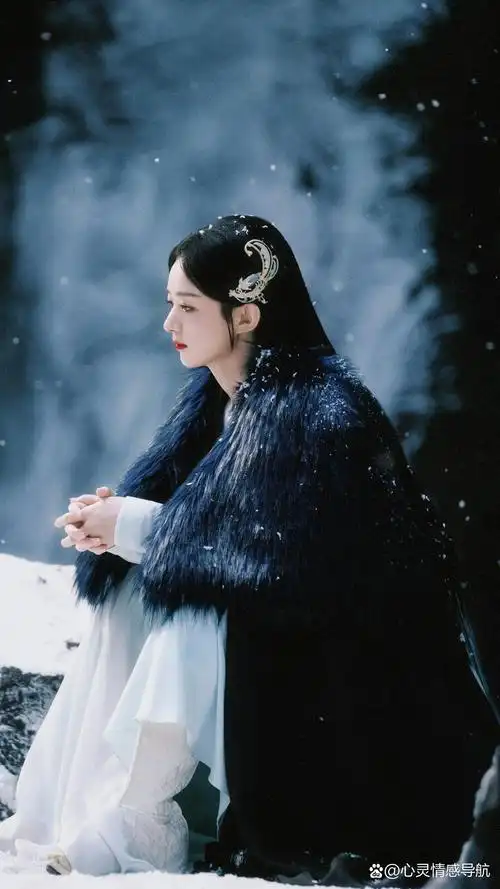 赵丽颖古装亮相,高贵典雅气质惊艳全场 赵丽颖身穿华丽的古装,头戴