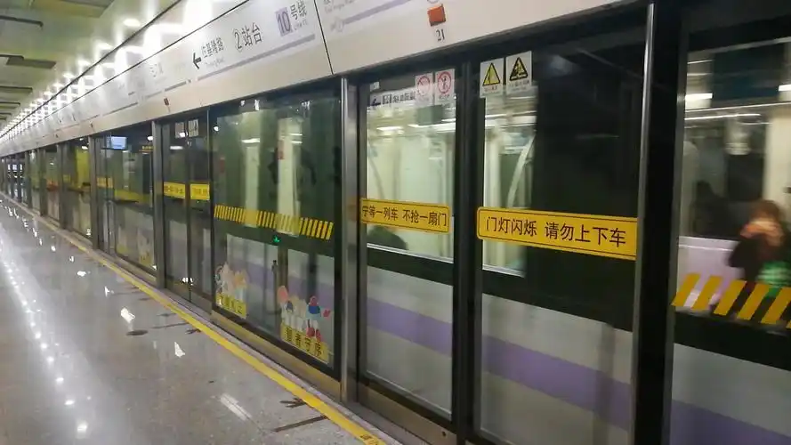 上海地铁10号线10a01热带鱼1041出三门路站