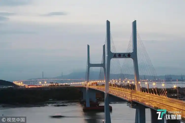 2013年建成的厦漳跨海大桥,连接了厦门和漳州两座城市.