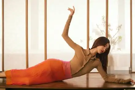 金晨侧躺在地秀s型身材曲线,太瘦肚子无赘肉,身上破洞衣1万块