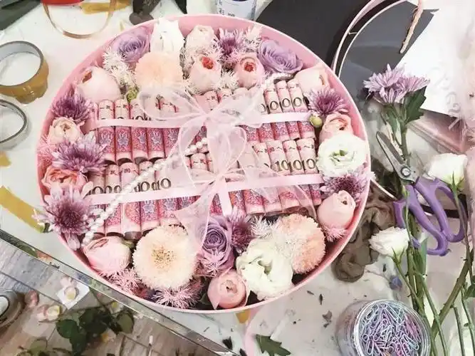 钞票做花束藏钱进蛋糕商家竟成套现洗钱帮凶