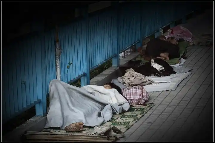 网友深夜见一年轻女子在天桥睡觉,面容姣好不输女明星,想带她回家