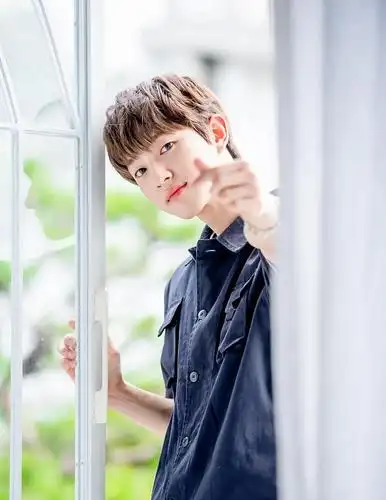 组图:男团goldenchild清新出镜宛若邻家弟弟 李长埈银发梦幻帅气