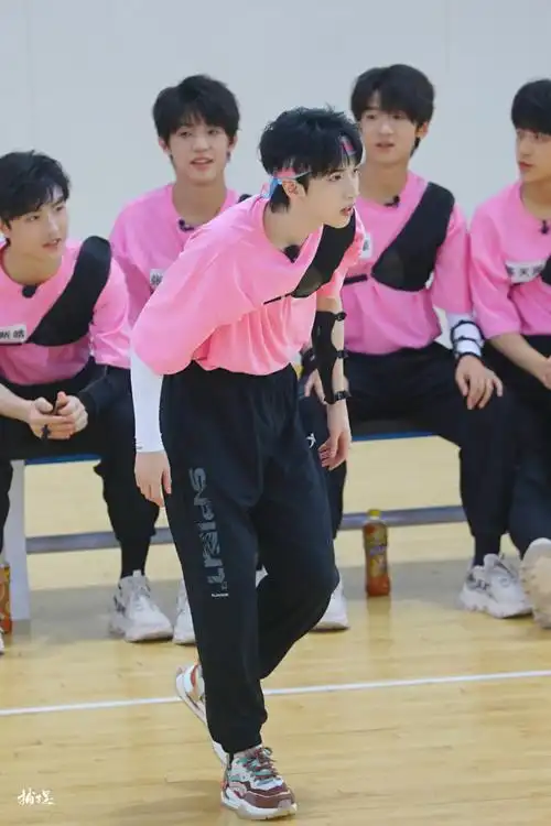 严浩翔 音轨成诗十八拍##严浩翔夏日运动会饭拍生图##tf家族夏日运动