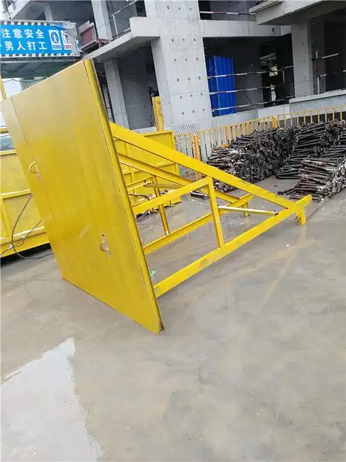 电梯井操作平台用以实现电梯井内壁混凝土模板与楼层的同步提升施工