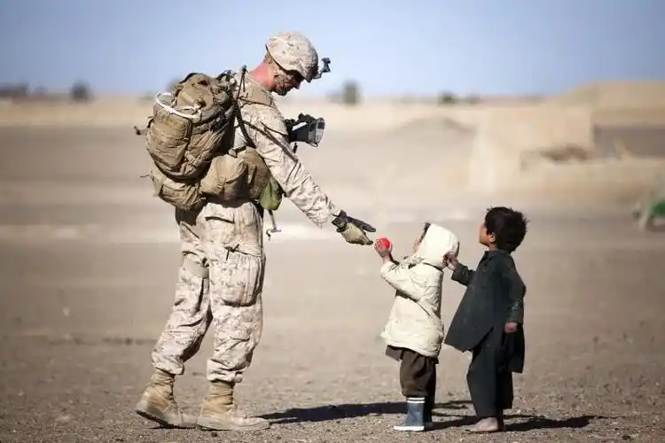 镜头下:最暖心的战地照片,铁骨柔情哪一张感动了你?