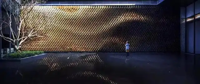 当云起风动的时候,除了看到风动墙表面肌力的流动变化,他们之间的相互