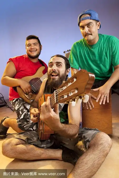 乐队的三个音乐家与吉他和乐器