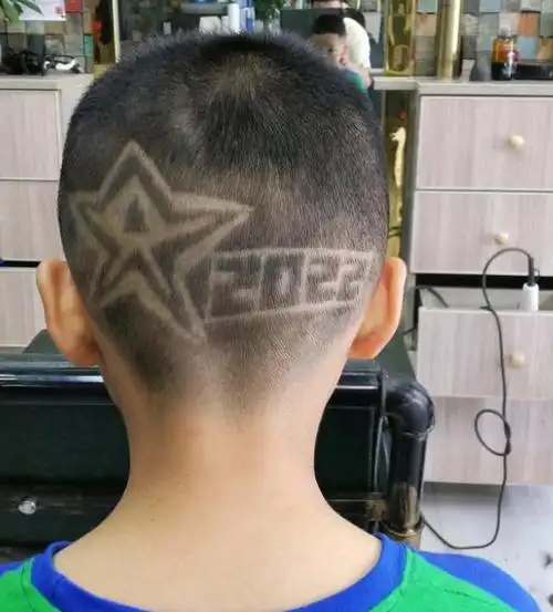小男孩发型怎么剪 酷帅风短发剪出时尚范_儿童发型 - 美发站