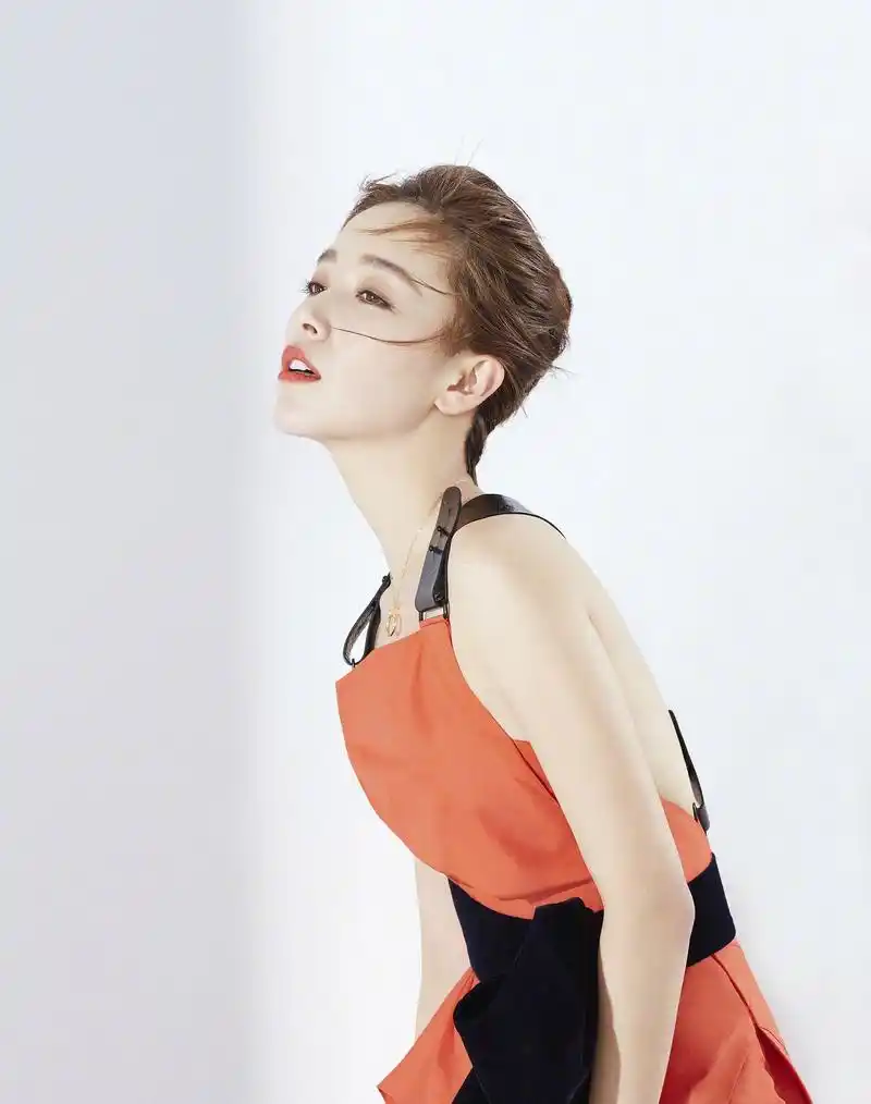 阚清子以往的穿搭一直都很有女神范的,不过这组照片中的很有女人味.