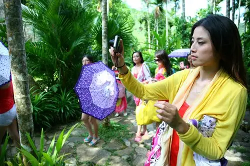 扬州美女大赛三亚采风 十二强选手齐聚呀诺达