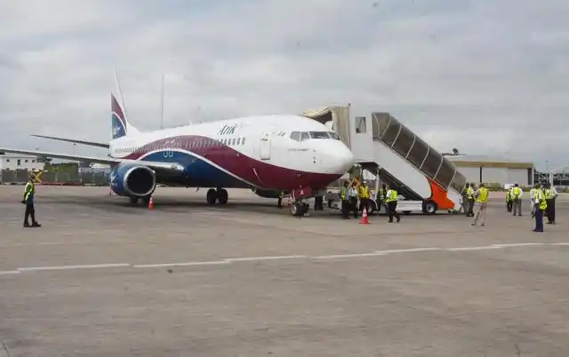 工作人员在尼日利亚阿布贾机场忙碌.