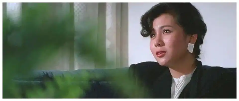 【古嘉露】是当年香港的名模,身高腿长又美貌,1982年出演第一部电影就