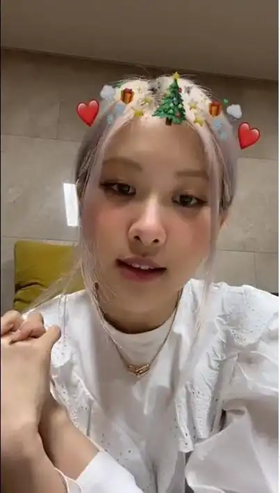 blackpink朴彩英晒照大佬坐姿超飒携爱犬直播送祝福豪宅曝光