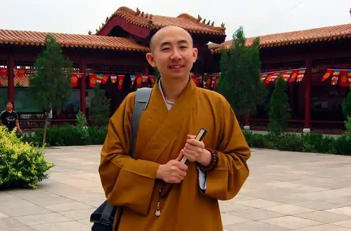 定期举办一些活动,学院内也有篮球场,学僧们可以自由组建"少林篮球队"