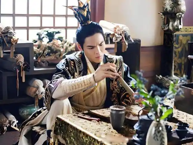 大家想象一下,在一个与世隔绝的山洞里,向佐身穿一袭白袍,手持剑谱