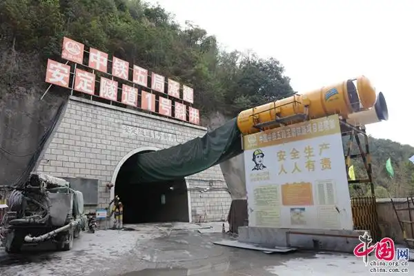 探秘中老铁路最长隧道建设:为2公里正洞花3年时间打2.6公里斜井