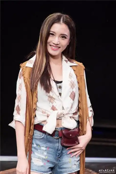 王君瑞现在是北京人艺的演员,已参与了《雷雨》等多部经典话剧的演出.