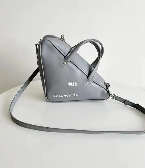 balenciaga巴黎世家灰色三角包-每日美物
