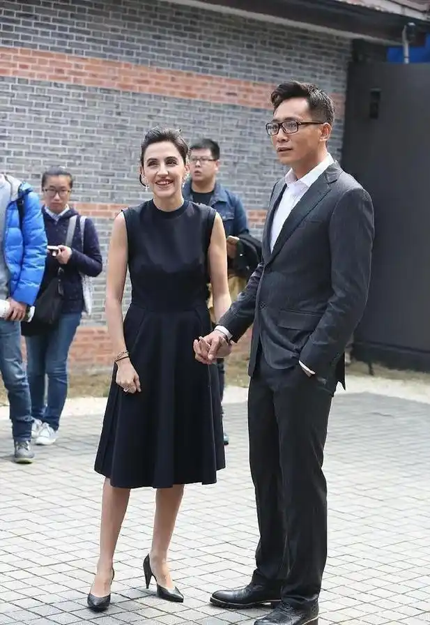 刘烨妻子不像中年人穿无袖黑裙优雅贵气看得出胳膊肌肉线条