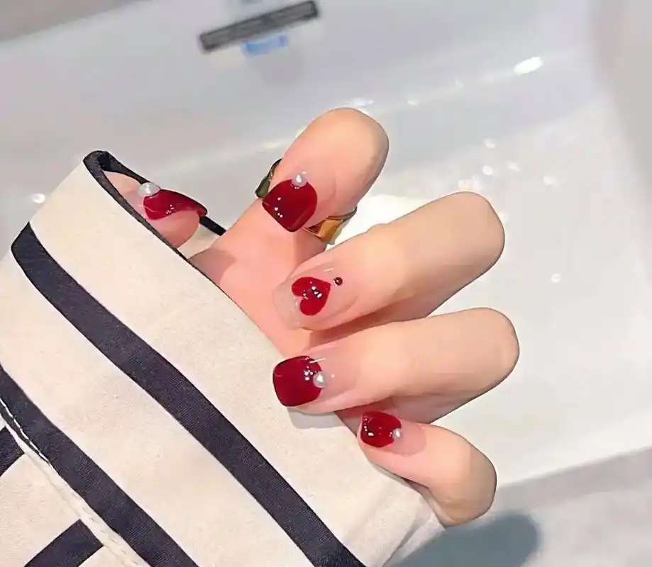 超好看的美甲 #短甲美甲 #显白短指甲美甲图片 #红色指甲 - 兑趑