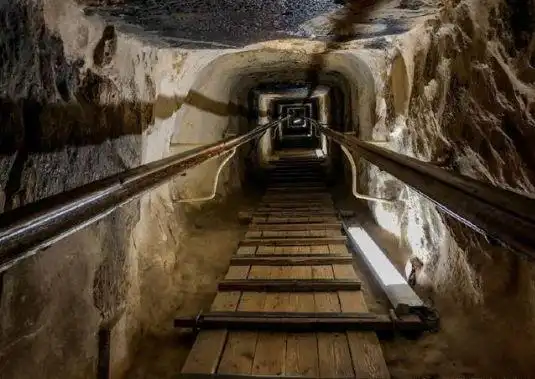 我们爬进了金字塔内部……_埃及