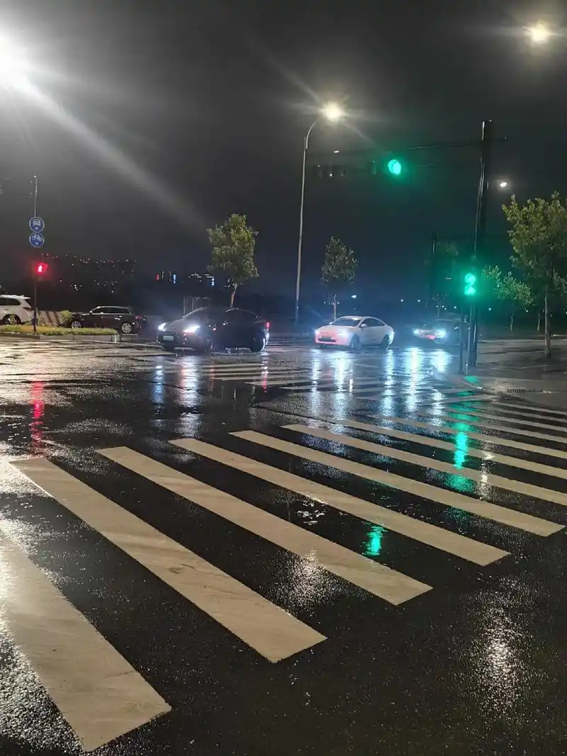 路灯下的影子…. 夜晚的街头,微风轻轻吹过,一丝凉凉的,也 - 抖音