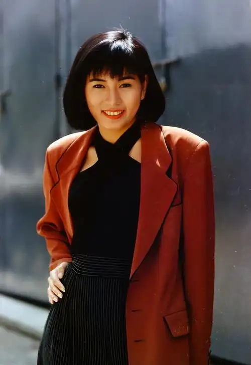 罗慧娟个人资料照片(红颜薄命罗慧娟:向周星驰求婚被拒,33岁意外失聪,