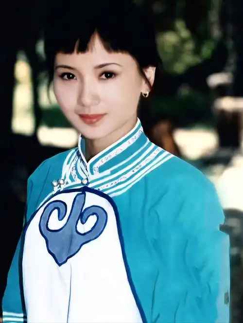 1982年,学了四年越剧的陶慧敏因成绩优异,被越剧团破格提拔,让她提前