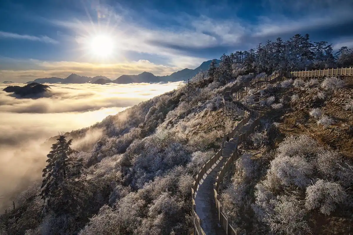 它位于四川省成都市大邑县境内.