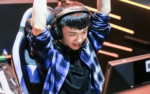 绝地求生ifty骄阳兑现承诺穿女仆装直播这个笑我爱了