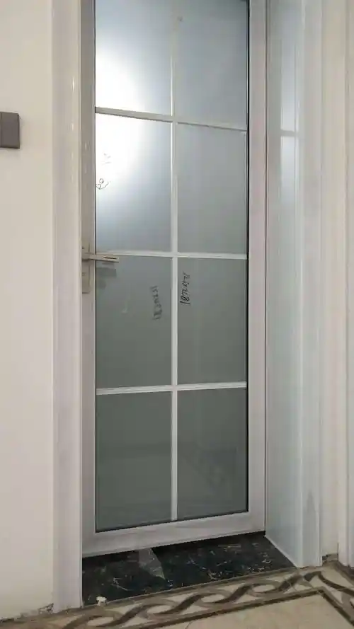 白色钛镁合金卫生间门