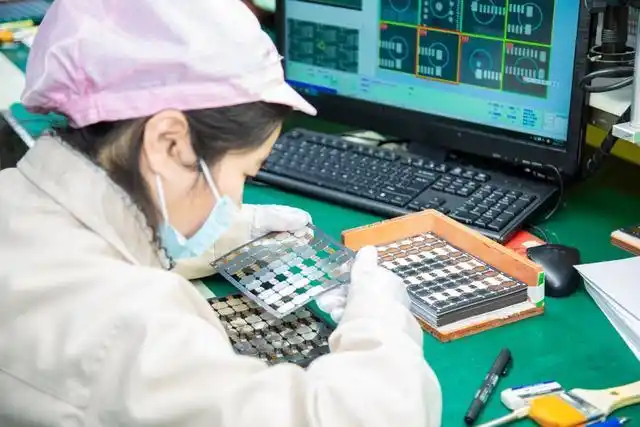 苏州常熟一家4万多平方米的生产车间内,一块块指甲盖大小的pcb电路板