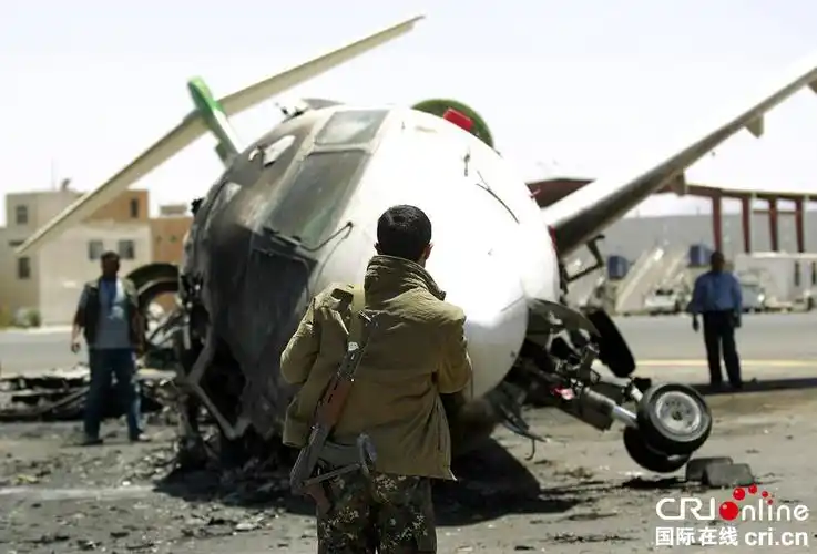 高清:沙特空袭也门首都机场 航空公司客机被炸毁