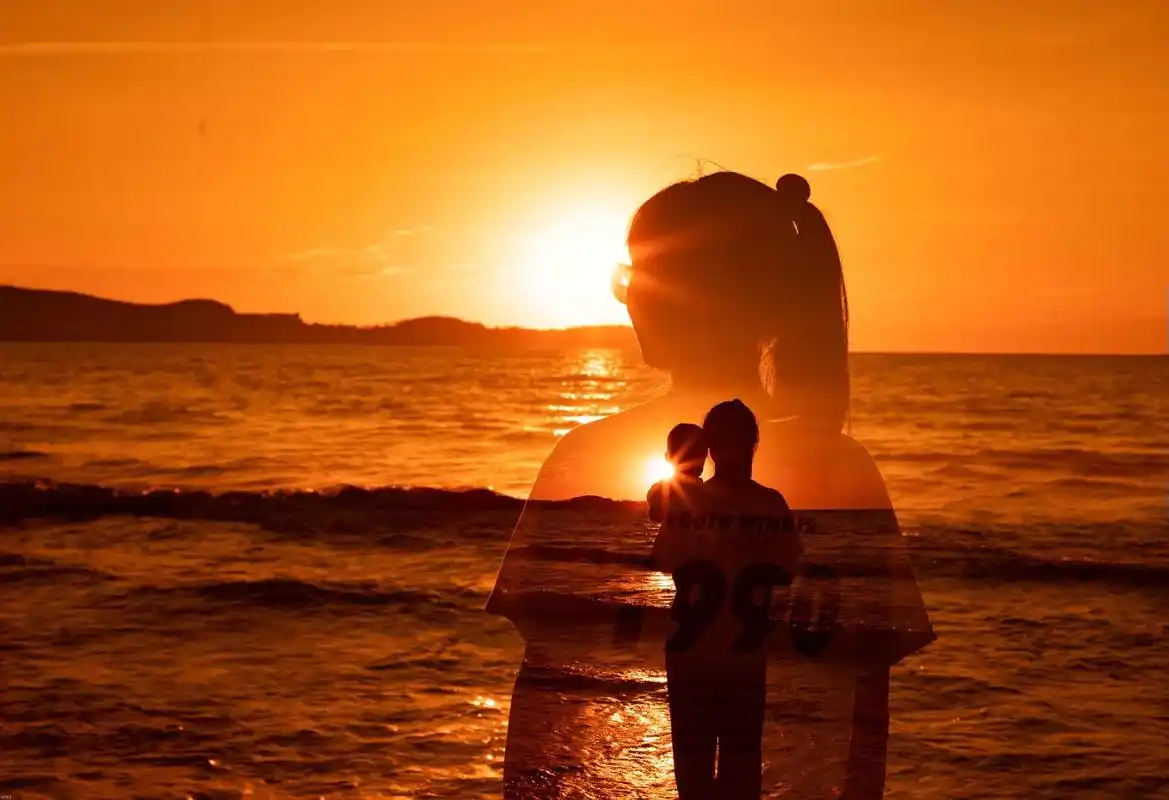 这么美的海边夕阳亲子照怎能错过.来威海旅游 怎么能 - 抖音